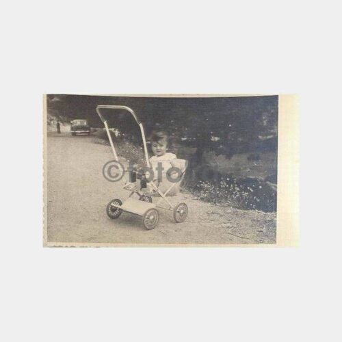 Bebek Arabasında Kız Çocuğu Fotoğraf