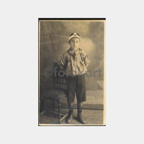 İlginç Giyimli İzci Çocuk Stüdyo Fotoğraf