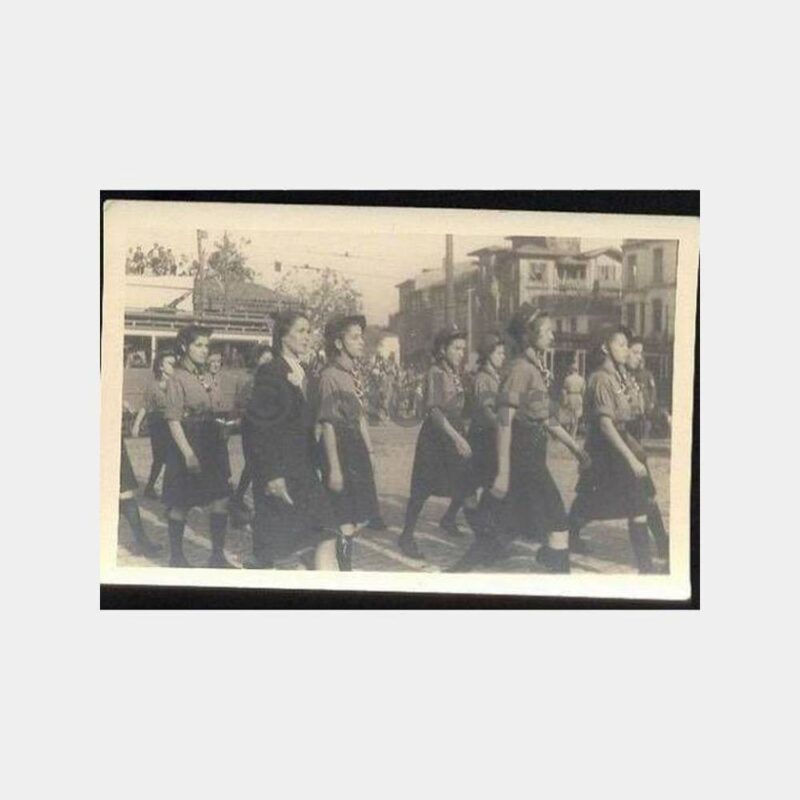 İstanbul İzci Kızlar Yürüyüşte Fotoğraf