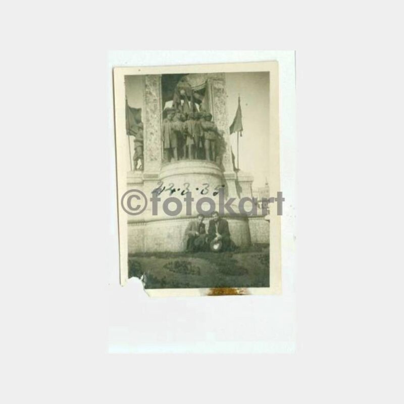 1935 Taksim Anıt Önünde Baylar Fotoğraf