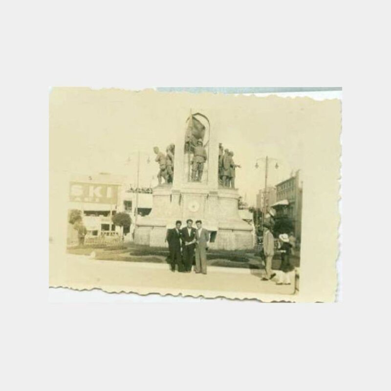 1937 Taksim Anıt Önünde Albüm Fotoğraf