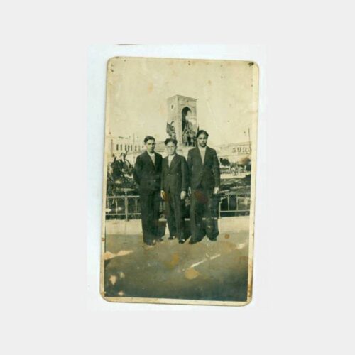 1930 İstanbul Taksim Anıtı Önü Gençler Fotoğraf