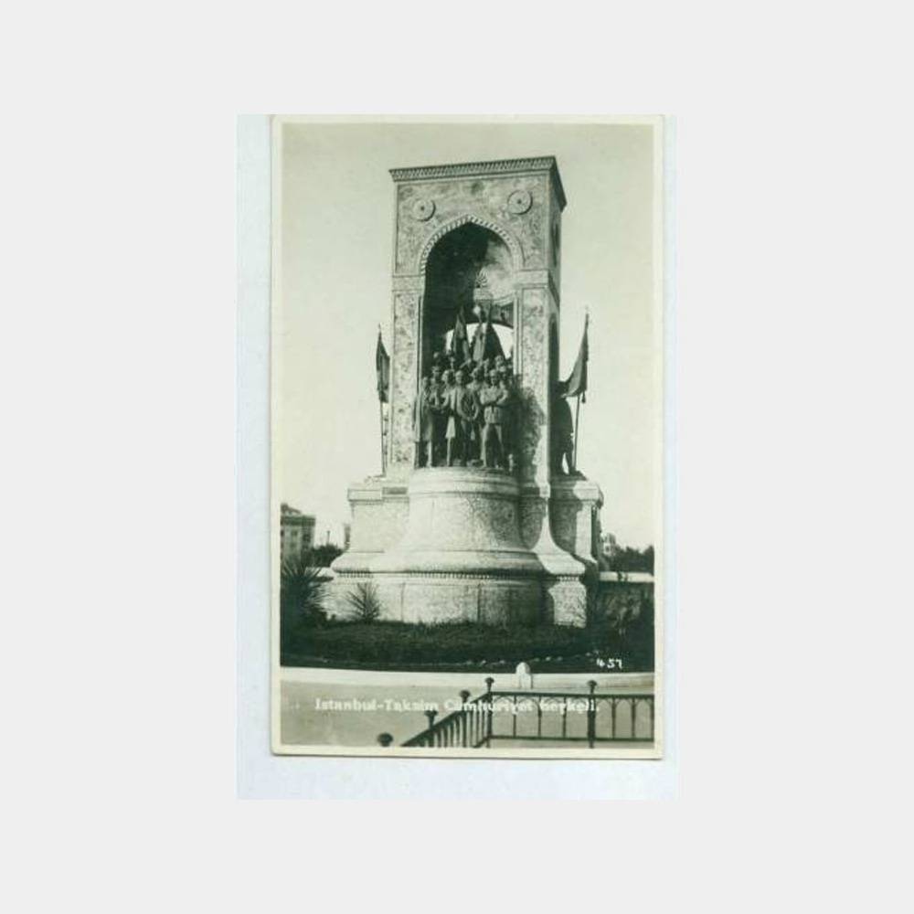 1934 Taksim Cumhuriyet Anıtı Görünüş Kartpostal