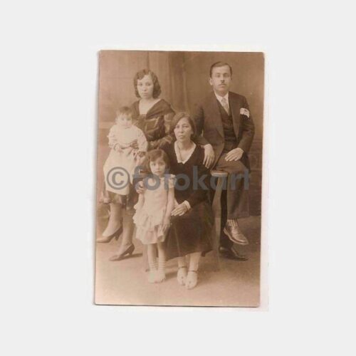 Aile Konulu Eski Stüdyo Fotoğrafı