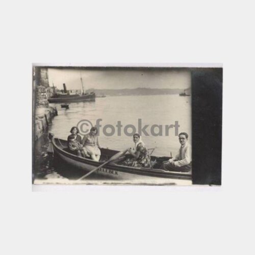 1930 Boğaziçi Kayıkta Aile Görünüş Fotoğraf