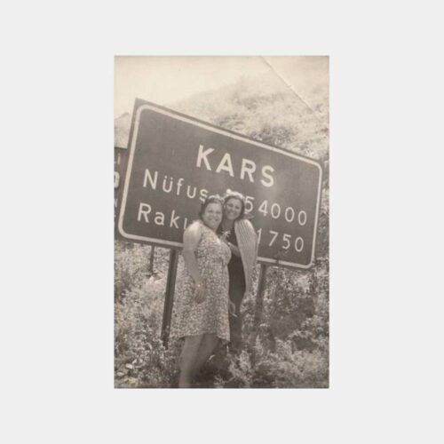 1972 Kars Şehir Levhası Önünde Kadınlar Fotoğraf