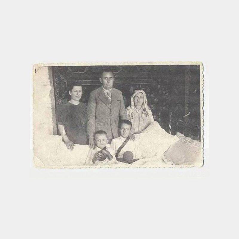 Sünnet Çocuğu Ailesiyle Fotoğraf