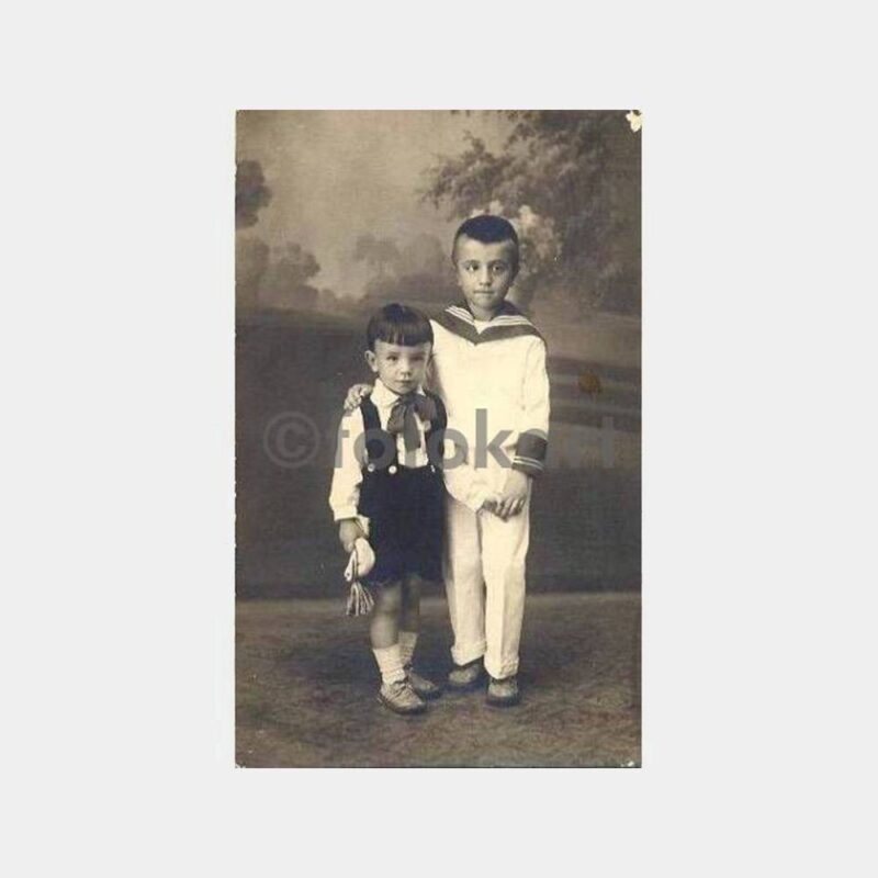Denizci Kıyafetli Çocuk ve Kardeşi Fotoğraf