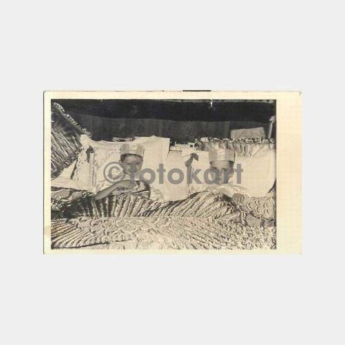 Kardeş Sünnet Çocukları Yatakta Fotoğraf