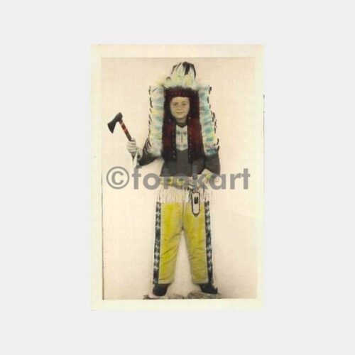 Lunaparkta Kızılderili Pozu Veren Çocuk Fotoğraf