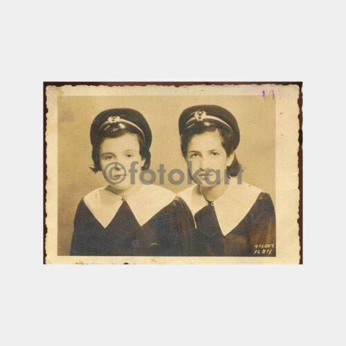 Şapkalı İki Kız Öğrenci Fotoğraf