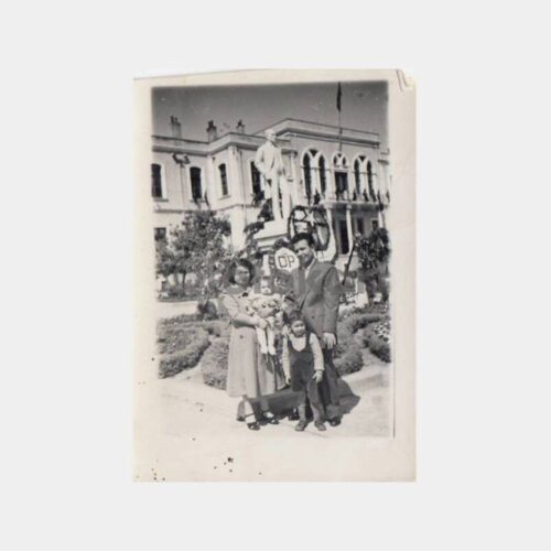 1948 Ata Heykeli Önünde Aile Konulu Fotoğraf