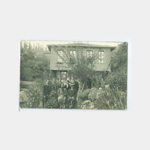 1933 İzmit Bahçeli Ev Önü Aile Görünüş Fotoğraf