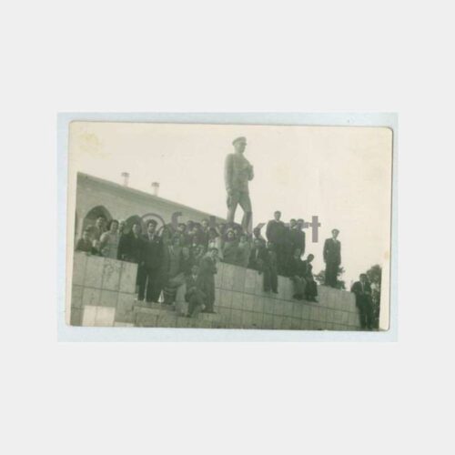 1940 Mersin Ata Heykeli Önünde Grup Fotoğraf