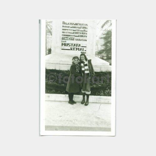 1940 Bursa Atatürk Heykel Önü Kadınlar Fotoğraf