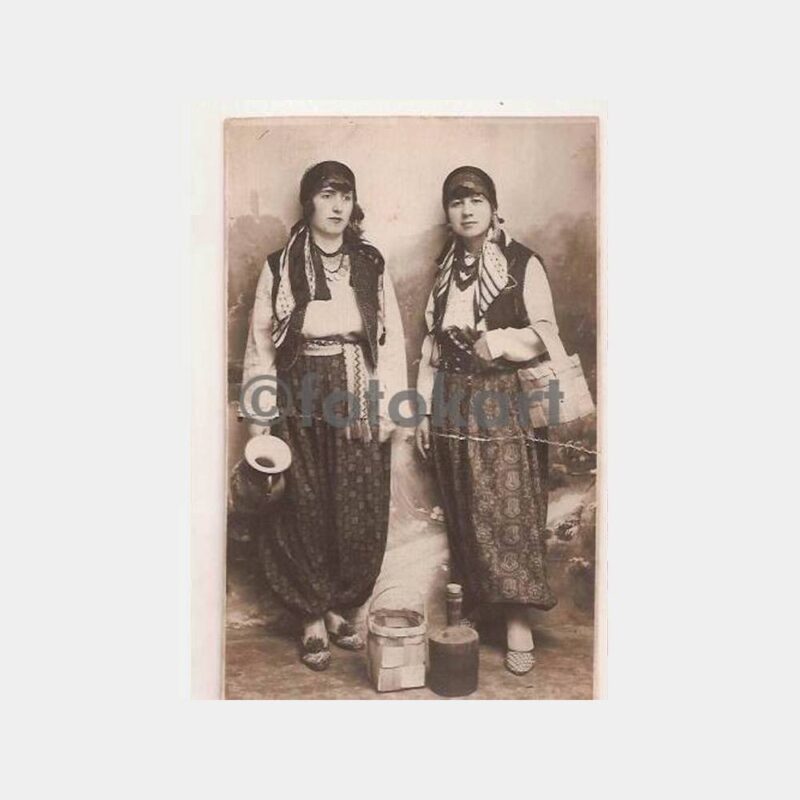 Folklor Giysili Kızlar Stüdyo Fotoğrafı