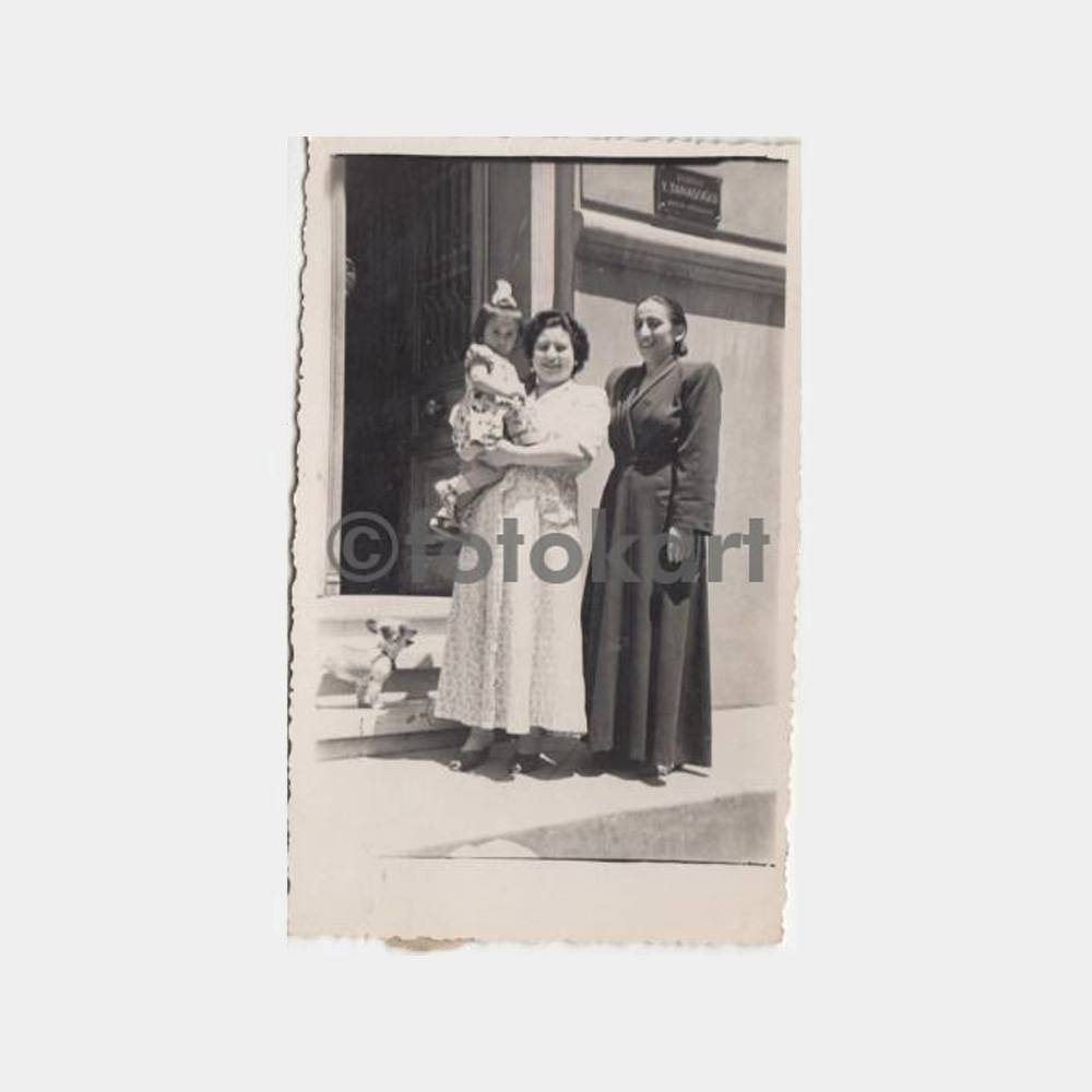 Doktor Y. Tanaşoğlu Evi Önünde Kadınlar Fotoğraf