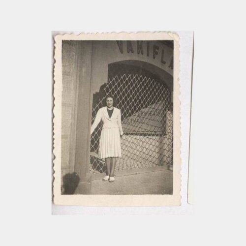 Vakıflar Binası Önünde Kadın Görünüş Fotoğraf