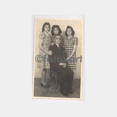 1943 Trabzon Aile Kızlar ve Babası Fotoğraf