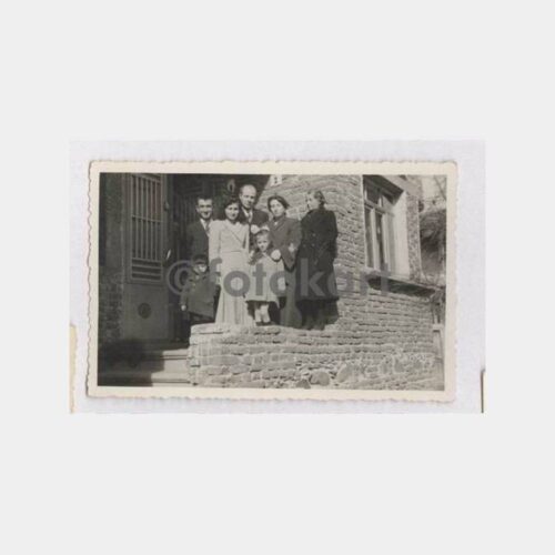 Tarihi Ev Önünde Aile Fotoğraf