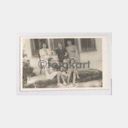 Tarihi Ev Bahçesinde Aile Fotoğraf