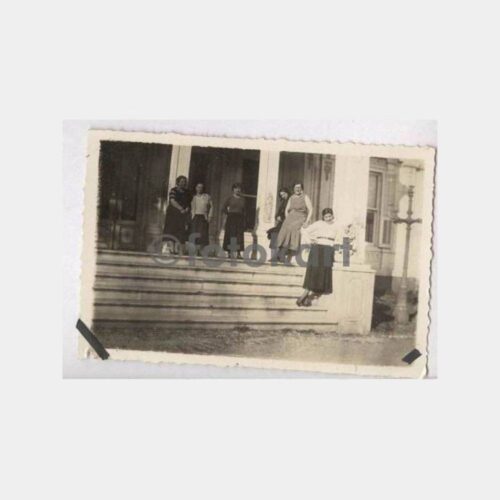 Tarihi Ev Önünde Aile Görünüş Fotoğraf