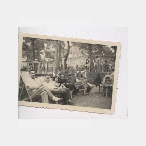 Tarihi Ev Bahçesinde Aile Görünüş Fotoğraf