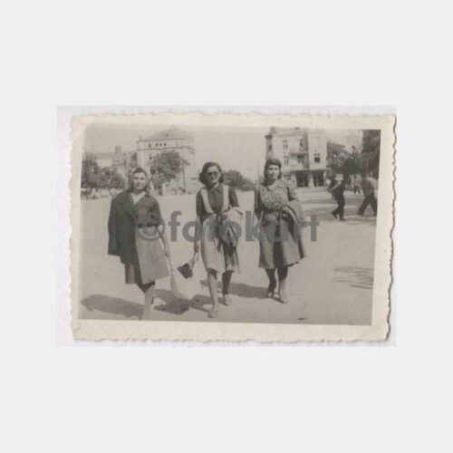 Tarihi Ev Önünde Aile Görünüş Fotoğraf