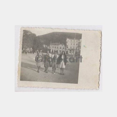 1946 Tarihi Ev Önünde Aile Görünüş Fotoğraf