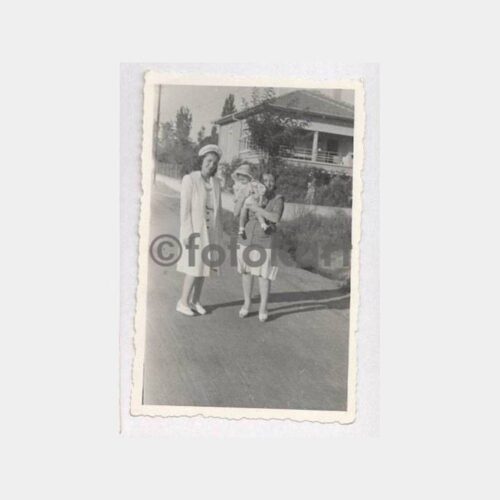 Tarihi Ev Önünde Aile Görünüş Fotoğraf