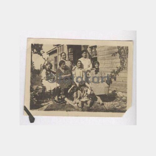 Tarihi Ev Önünde Aileler Görünüş Fotoğraf