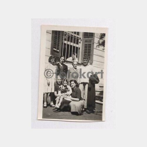 Tarihi Ev Önünde Aile Fotoğraf