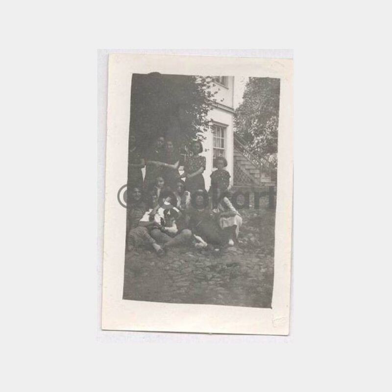 Tarihi Ev Önünde Aile Fotoğraf