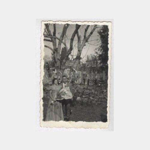 Tarihi Ev Önünde Aile Görünüş Fotoğraf