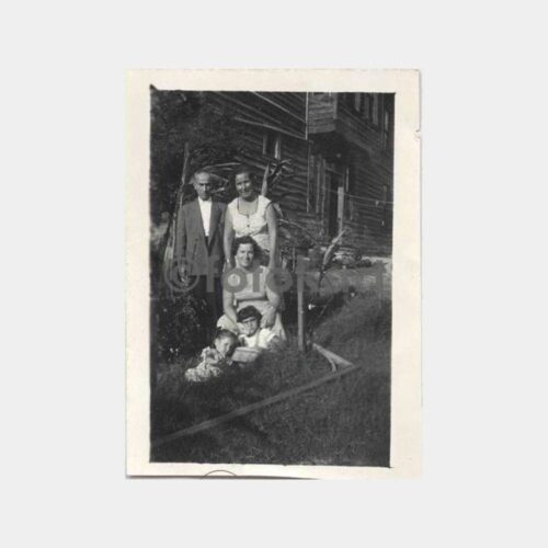 Tarihi Ev Önünde Aile Görünüş Fotoğraf