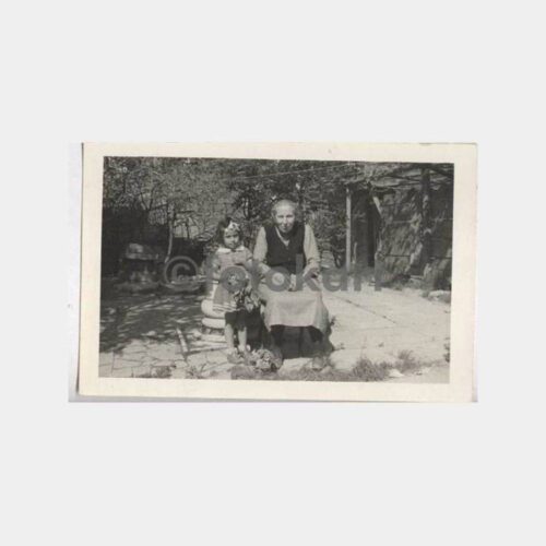 Tarihi Ev Önünde Aile Görünüş Fotoğraf