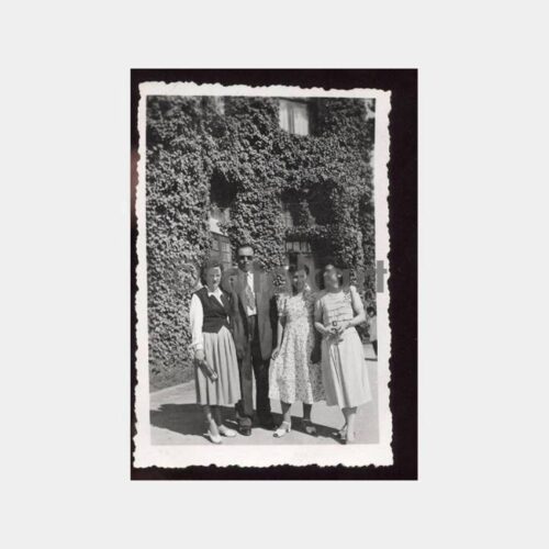 Tarihi Ev Önünde Aile Görünüş Fotoğraf