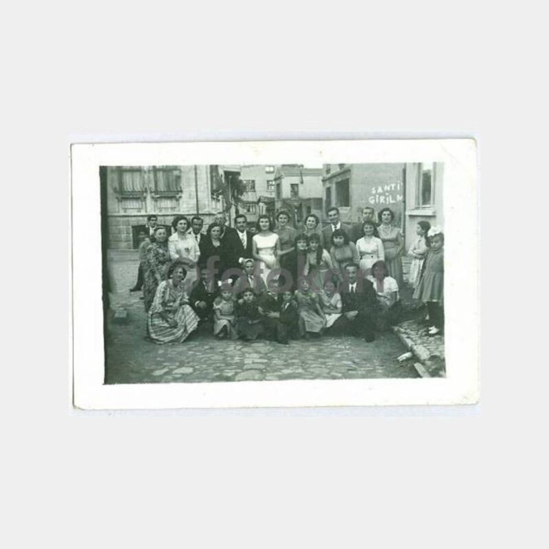 İstanbul Ev Önü Sokakta Aile Grup Fotoğraf