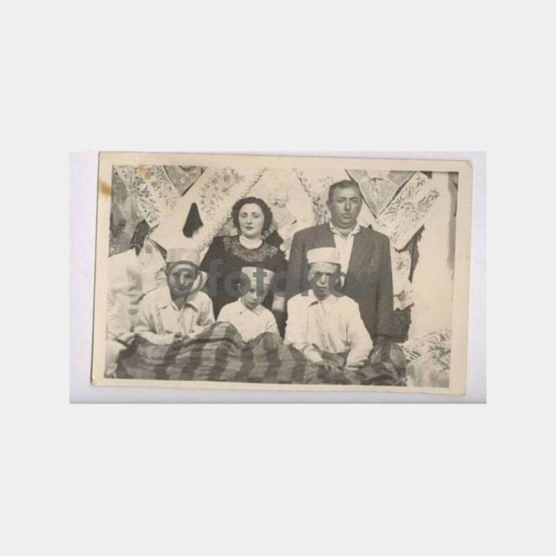 Üç Sünnet Çocuğu ve Ailesi Fotoğraf