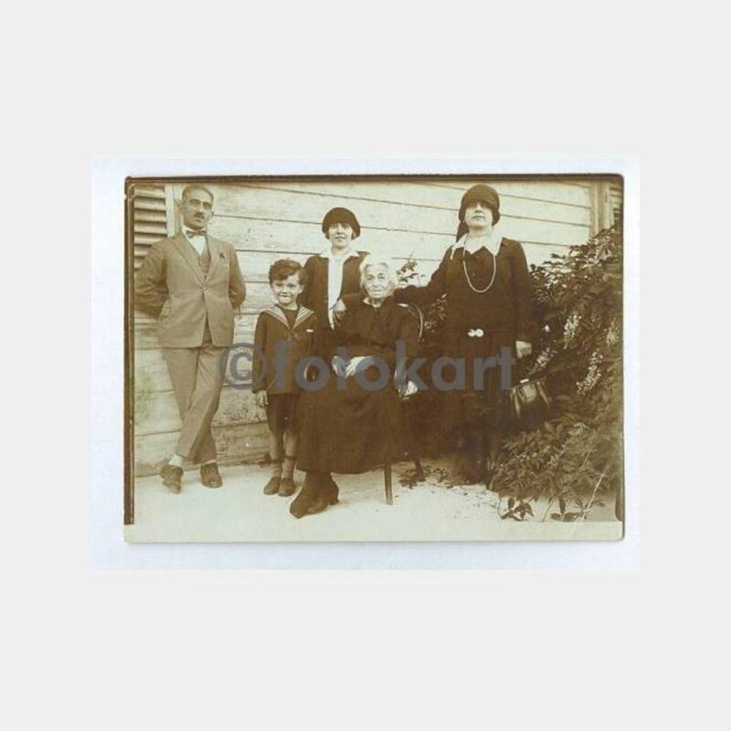 1925 Tarihi Ev Önünde Aile Konulu Fotoğraf