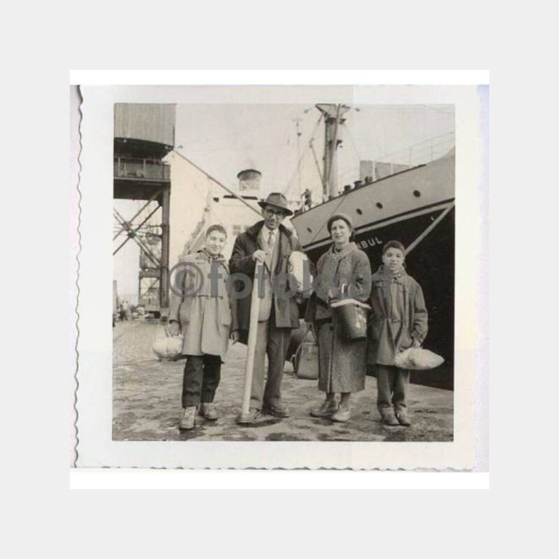 İstanbul Şilebi Önünde Aile Fotoğraf