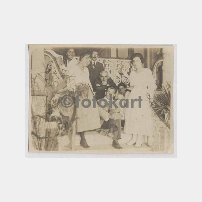 1919 Tarihi Ev Önünde Aile Fotoğraf