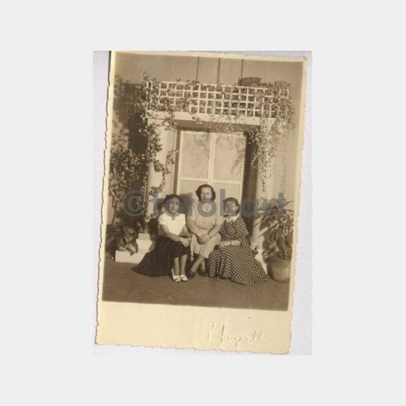 Tarihi Ev Kapısı Önünde Aile Fotoğraf