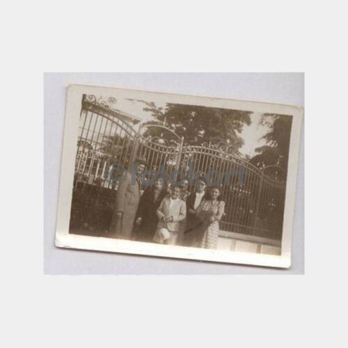 Tarihi Ev Önünde Aile Grup Fotoğraf