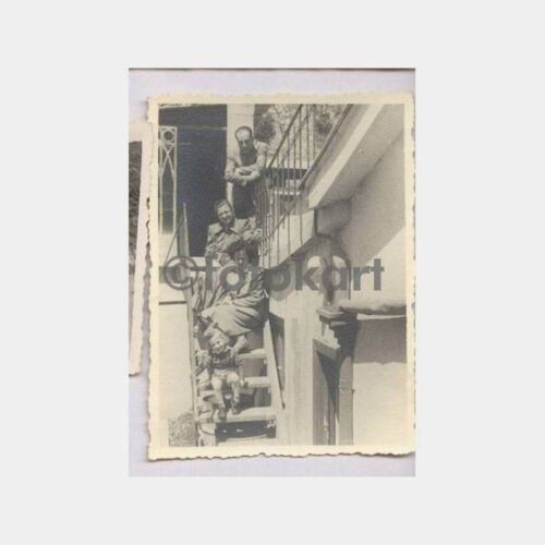 1949 Tarihi Ev Merdivenlerinde Aile Fotoğraf