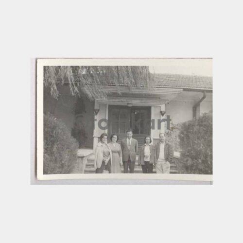 Tarihi Ev Önünde Aile Fotoğraf