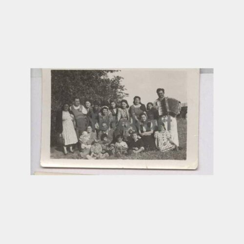 1948 Karacabey Akordeonlu Aile Piknik Fotoğraf