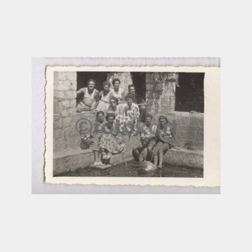 Tarihi Bir Havuzda Yabancı Aile Fotoğraf