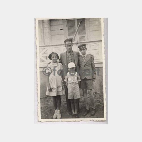 Tarihi Ev Önünde Aile Görünüş Fotoğraf