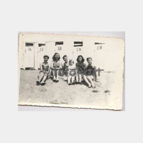 Büyükada Nizam Plajında Kadınlar Fotoğraf